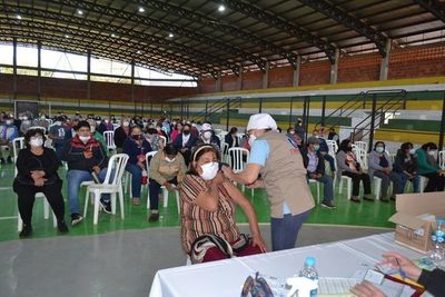 Masiva concurrencia en el vacunatorio de San Juan Bautista, Misiones - Nacionales - ABC Color