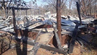 Delincuentes quemaron estancia del intendente de San Alfredo – Prensa 5