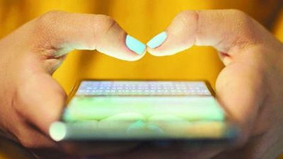 Alumnos zafados envían a profe foto hot por wasap "en broma"