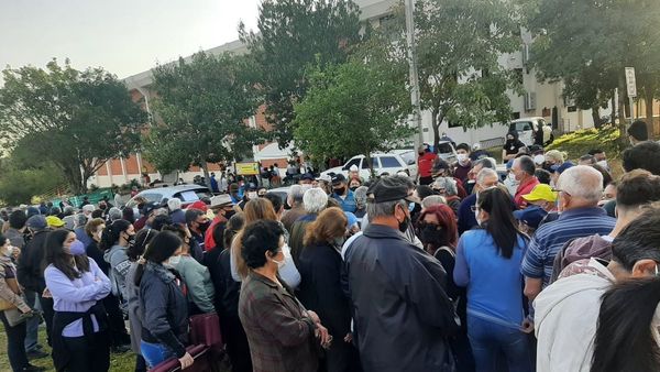 Aglomeración y largas filas para aplicación de segunda dosis en vacunatorios de Central