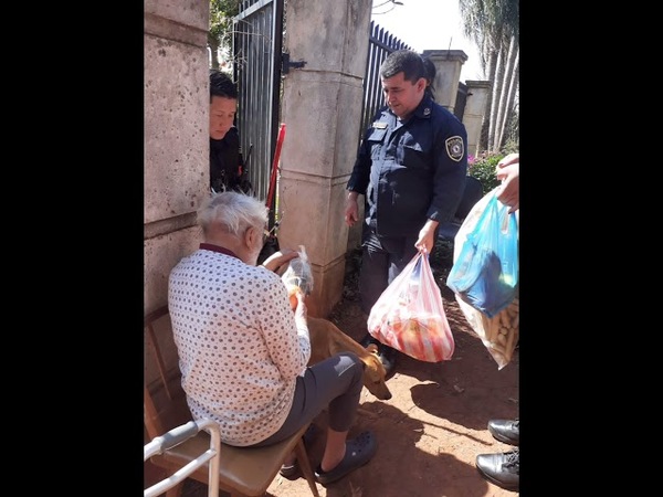 NO TODO ES PROCEDIMIENTO, POLICÍAS ENTREGARON VÍVERES A ABUELITO
