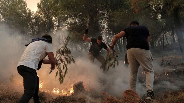 Miles de evacuados y dos muertos en los incendios en Grecia (Imágenes)