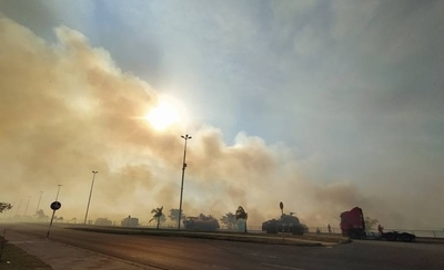 Diario HOY | Bomberos trabajan para controlar incendio en la Costanera de Asunción