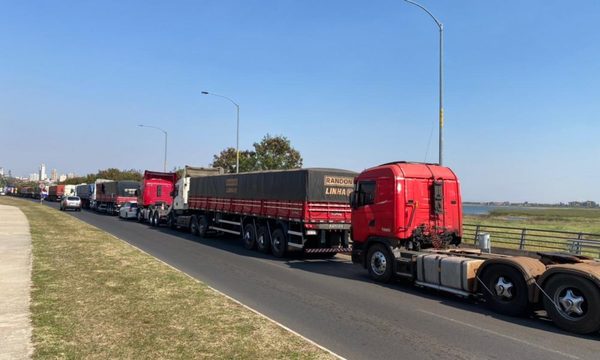 Camioneros cerraron paso a bomberos que iban a sofocar incendio