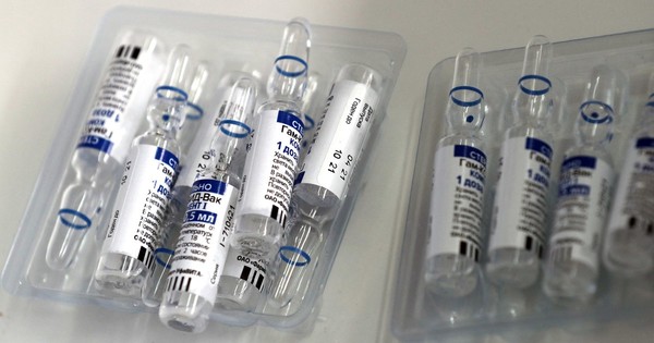 La Nación / Argentina combinará Sputnik con AstraZeneca y Moderna