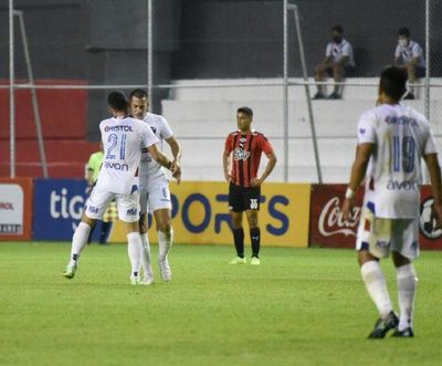 Nacional gana sobre el final y logra su primera victoria