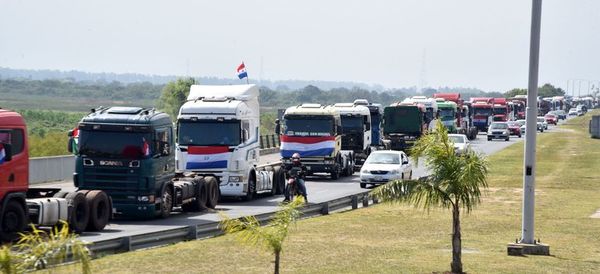 Fiscalía le pasa la pelota a la Policía, mientras camioneros siguen haciendo lo que quieren - Nacionales - ABC Color