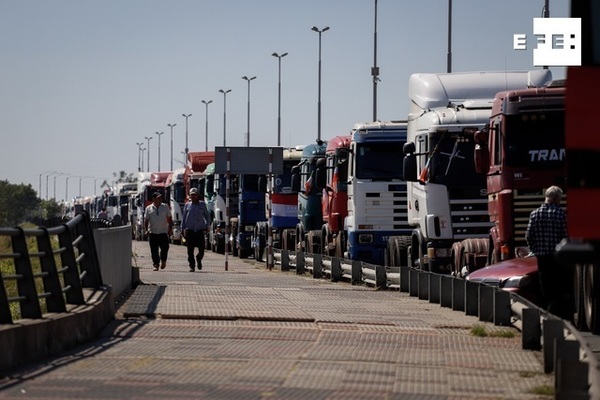 Gobierno y transportistas paraguayos buscan final para la semana de paro