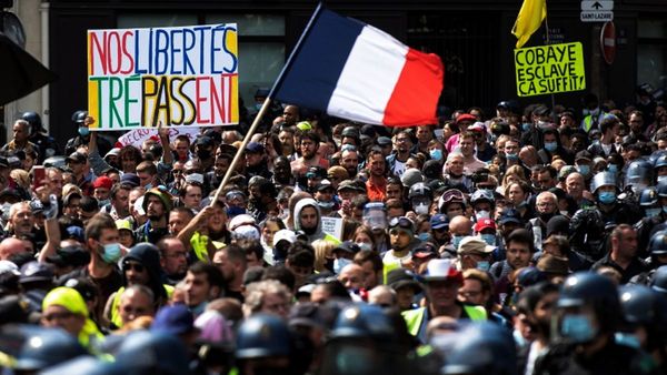 240.000 franceses protestan contra medidas anti-Covid