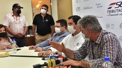 Camioneros  rechazan levantar el paro para seguir la negociación