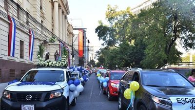 Saludaron a la Virgen con  colorida caravana
