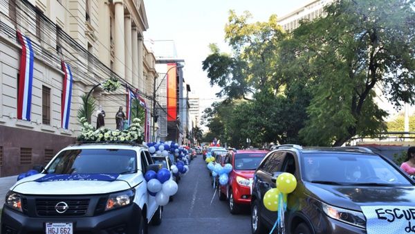 Saludaron a la Virgen con colorida caravana
