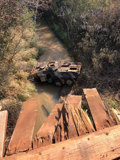 Vehículo militar cae de puente en San Pedro, dejando tres heridos - Nacionales - ABC Color