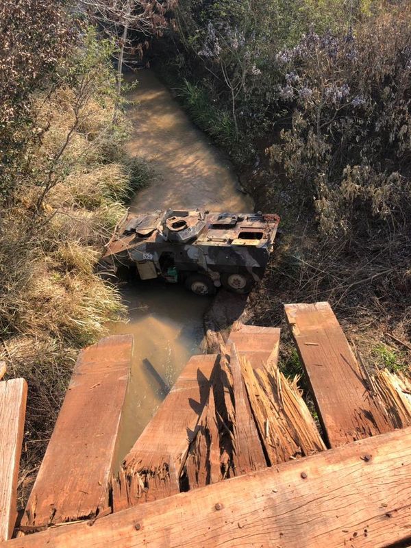 Vehículo militar cae de puente en San Pedro, dejando tres heridos - Nacionales - ABC Color
