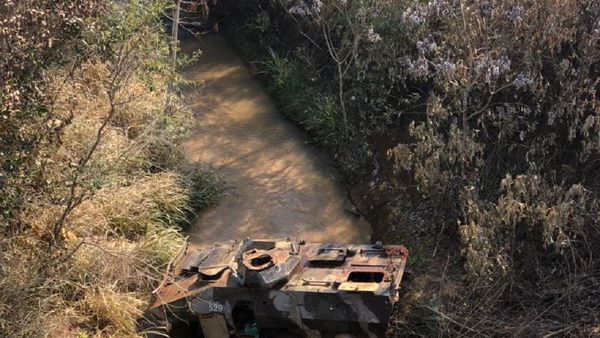Vehículo blindado de las Fuerzas Armadas cae de puente