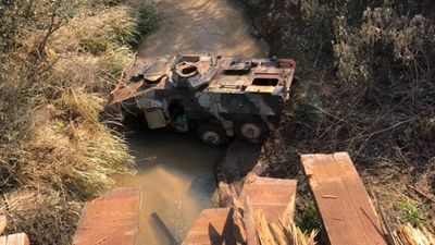Tanqueta militar sale de control y cayó en un puente