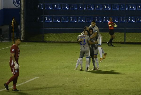 El “12” quiere alejarse en el promedio - Fútbol - ABC Color