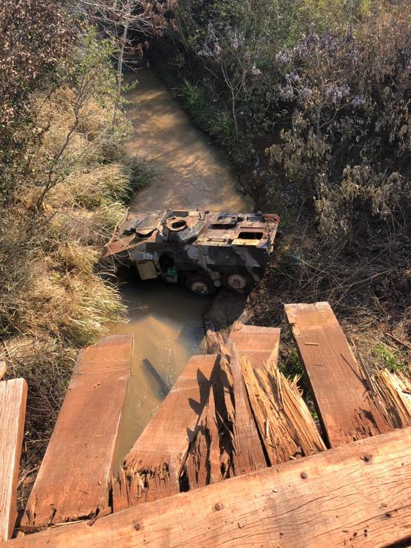 Vehículo militar blindado cae de puente en San Pedro