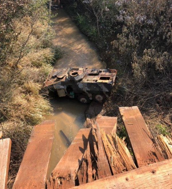 Vehículo militar blindado que patrullaba en el norte cae de un puente maltrecho