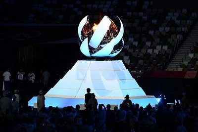 Tokio apaga su llama olímpica y da el relevo a París