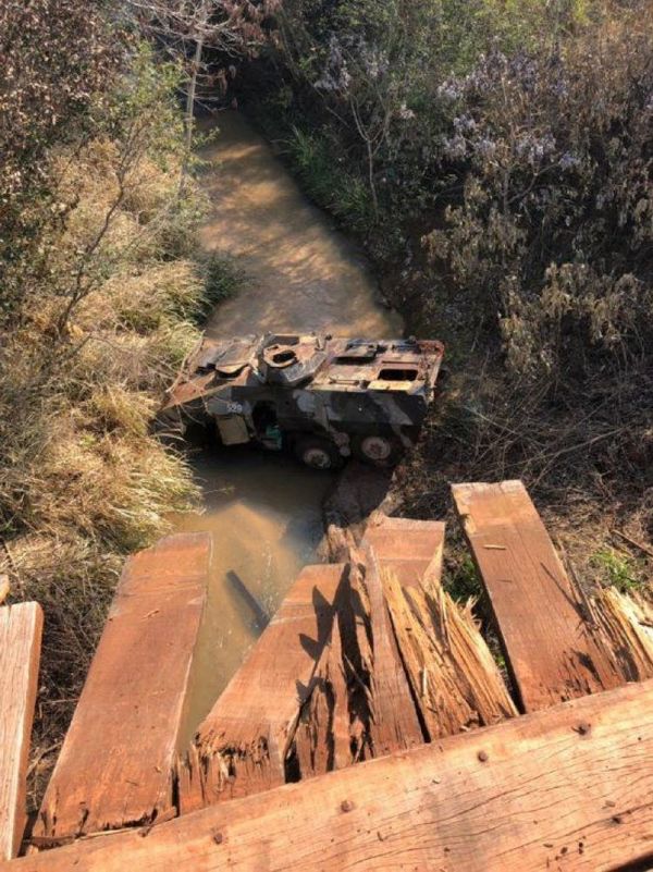 Vehículo blindado de las Fuerzas Armadas cae de puente en San Pedro