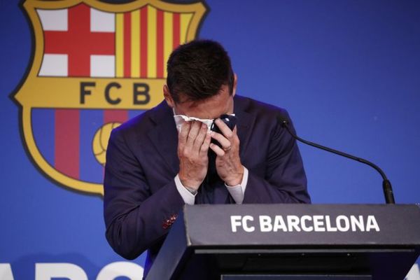 Del llanto y la ovación a los abrazos con sus ex compañeros: las fotos más conmovedoras de la despedida de Lionel Messi del Barcelona