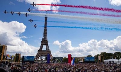 Tokio conecta en directo con París para cederle el relevo olímpico | El Independiente