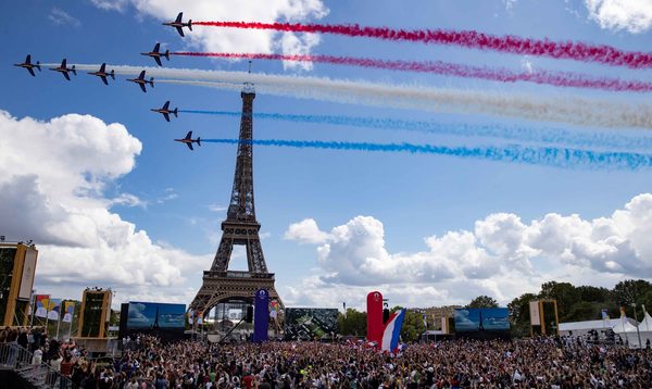 Tokio conecta en directo con París para cederle el relevo olímpico | El Independiente