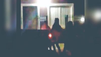 Denunció a vecino por polución y perversión