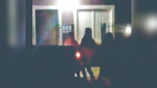Denunció a vecino por polución y perversión
