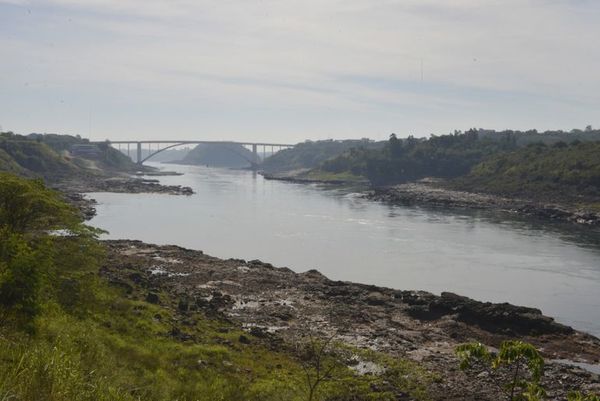 Sequía deja al río Paraná en su nivel más bajo en 80 años - Nacionales - ABC Color