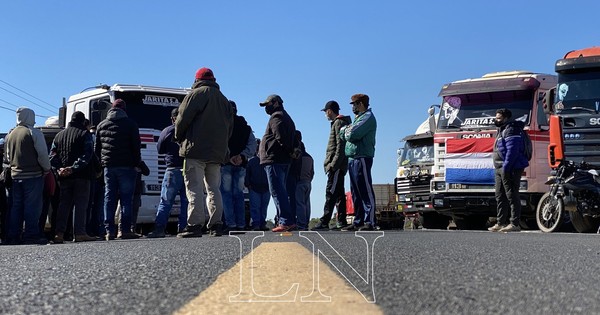 La Nación / Paro de camioneros: denuncian supuestas instrucciones de romper parabrisas y tirar clavos miguelitos