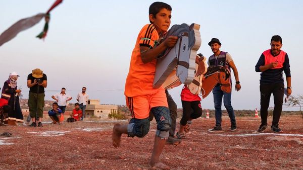 Los niños compiten en los "Olímpicos de tiendas de campaña" en una Siria en guerra