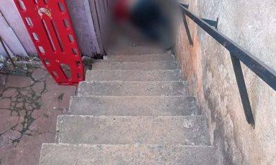 Borracho muere tras caer de una escalera