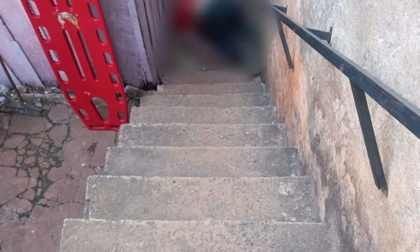 Borracho muere tras caer de una escalera