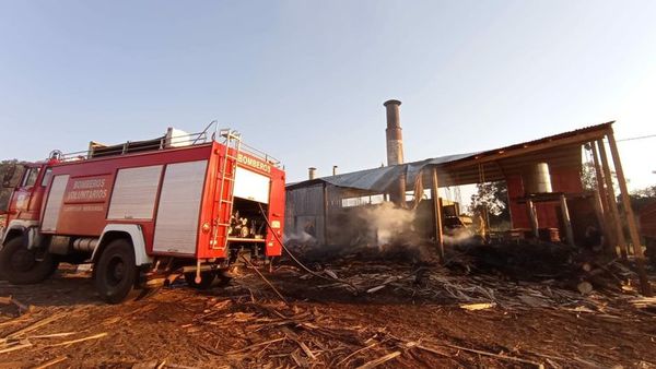 Incendio destruye parte de una laminadora, en Capitán Miranda - Nacionales - ABC Color