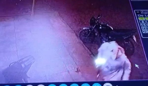 Motochorros asaltan a jóvenes sentados en vereda de farmacia
