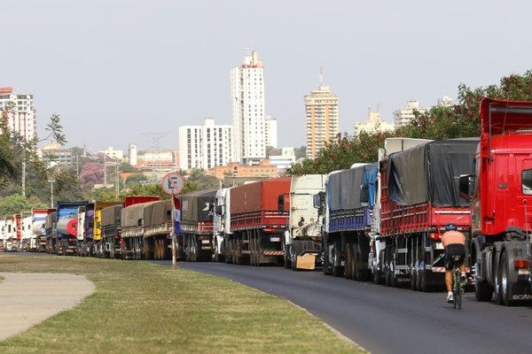 Crónica / Camionada de críticas por tensa movilización