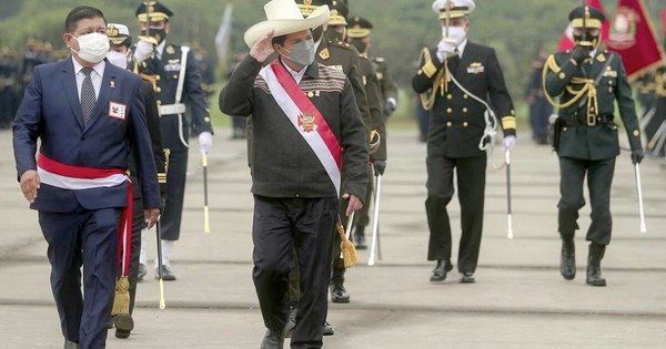 La Nación / Unos 2.000 peruanos protestan contra el gobierno de Castillo