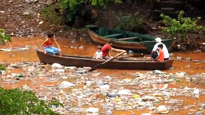 AGUA y BASURA inunda zona baja de Ciudad del Este