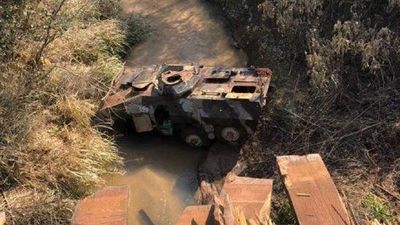 Vehículo de la FTC cae a un arroyo