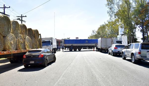 Camioneros siguieron con bloqueos de rutas nacionales el fin de semana - Nacionales - ABC Color