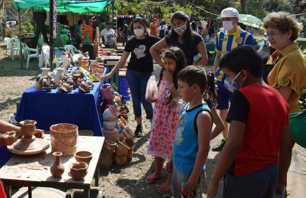 Atractiva feria folclórica en la exestación de Areguá - Nacionales - ABC Color