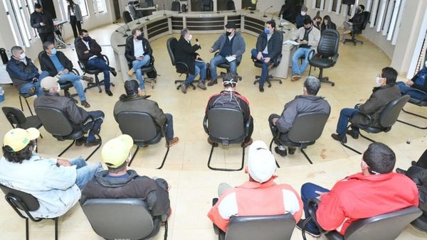 MINISTROS SE REUNIERON CON AFECTADOS POR  DEFORESTACIÓN E INVASIÓN EN PUERTO INDIO