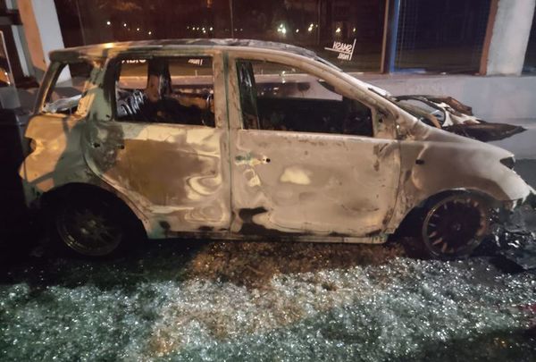 Vehículo fue consumido por las llamas en Asunción - Nacionales - ABC Color