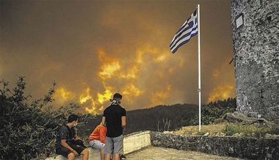 Incendios forestales afectan miles de hectáreas en Grecia y Estados Unidos