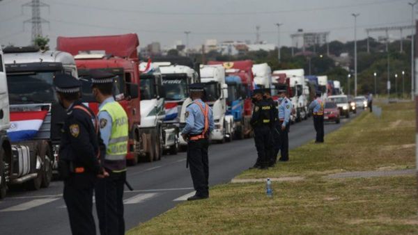 Camioneros hacen vaquita para armar ollas populares