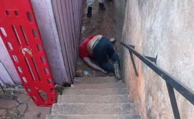Alcoholizado cayó en una escalera y murió