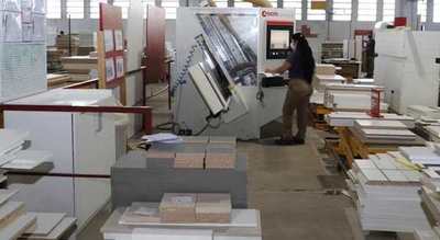 Fabricantes de muebles moderniza su planta industrial
