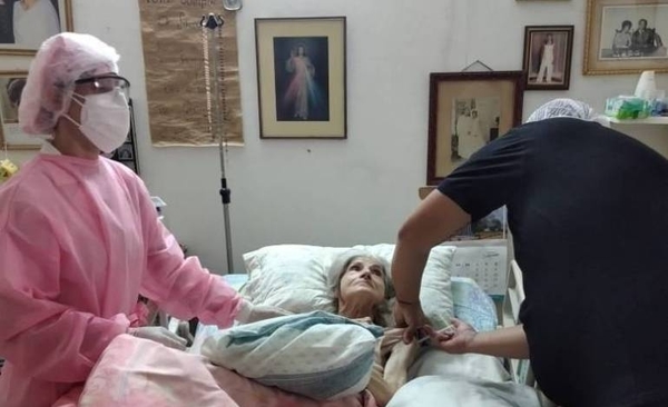 Diario HOY | Lentísima vacunación a encamados: apenas 30 personas por día